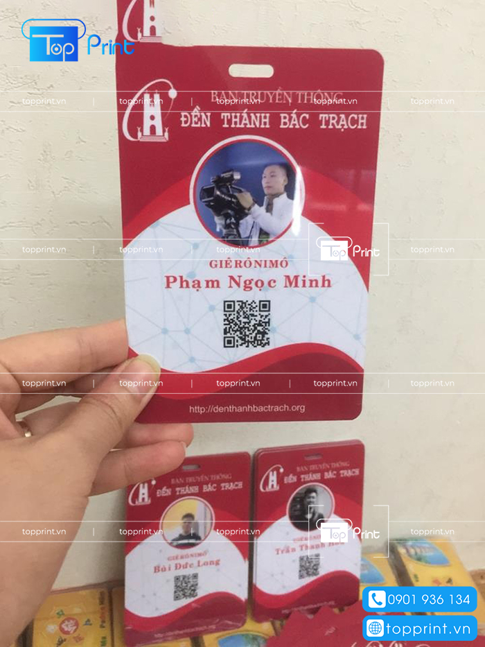 In ảnh thẻ nhựa có mã QR