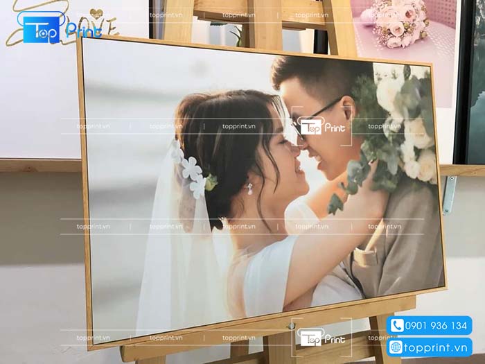 Ảnh cưới khổ lớn trên bàn tiệc