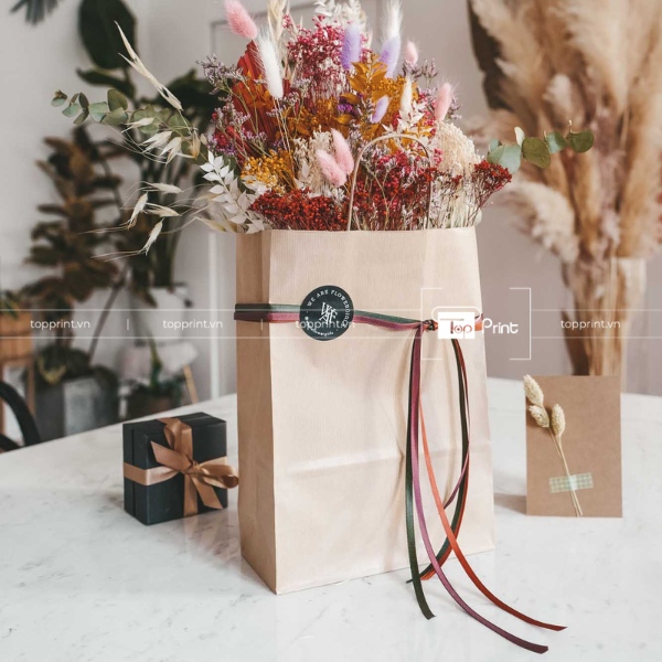 Mẫu túi giấy đựng hoa đơn giản