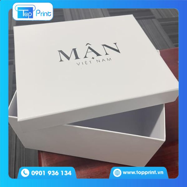 Hộp giấy trắng đựng quần áo