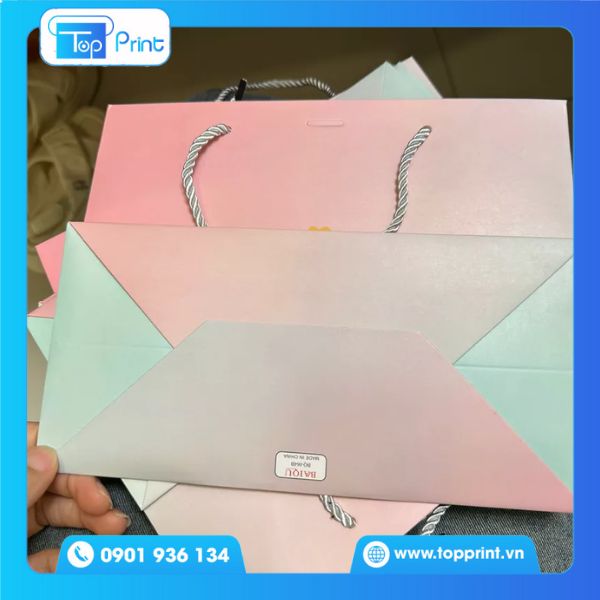 Túi giấy màu hồng đựng mỹ phẩm
