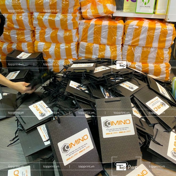 Mẫu túi giấy đen in logo thương hiệu nổi bật tại quận Tân Bình 