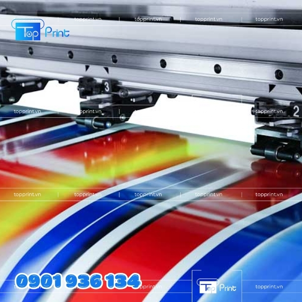 In UV logo thương hiệu sắc nét tại xưởng Topprint