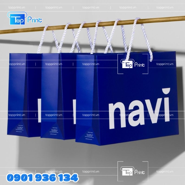 Túi giấy xanh trơn in chìm biểu tượng doanh nghiệp