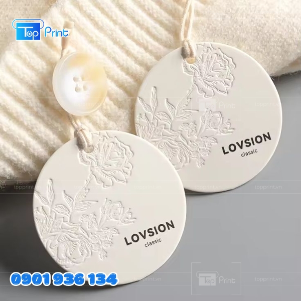 Mẫu in tag treo, thẻ treo in tiêu chuẩn xưởng in